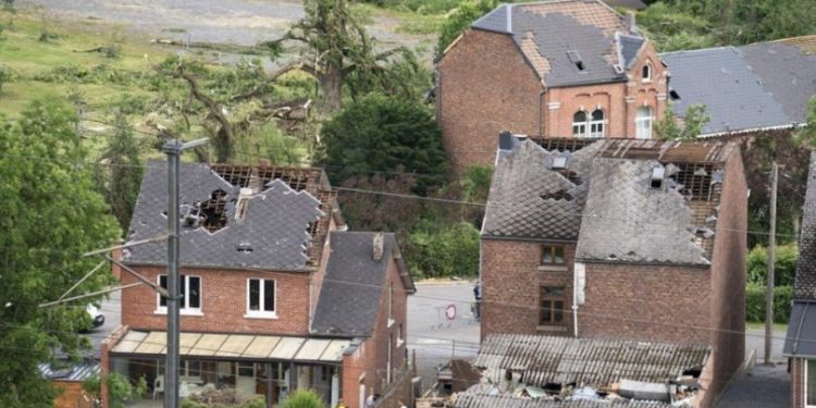 Furtuni puternice în Franța și Belgia: Nori apocaliptici și tornade – oameni răniți