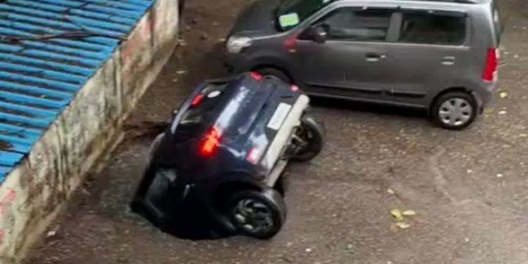 Momentul în care o mașină este înghițită de o groapă apărută din senin | VIDEO