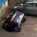 Momentul în care o mașină este înghițită de o groapă apărută din senin | VIDEO