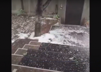 O ploaie cu grindină în capitală și în alte regiuni ale țării: Gheața a fost mare cât un ou de porumbel | VIDEO