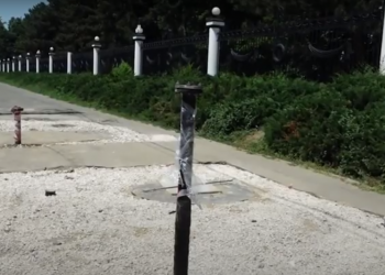 Reparația drumurilor și trotuarelor de dragul bifei. Nu trece o zi fără să răsară gropi pe străzile Chișinăului, recent renovate | VIDEO