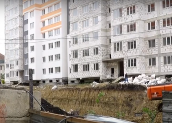 Autoritățile s-au autosesizat în urma reportajului de la TV6 despre complexul locativ care riscă să se prăbușească din cauza unei groape săpate în apropiere | VIDEO