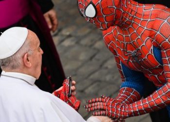 Spiderman a apărut la audiențele Papei Francisc de la Vatican și i-a oferit acestuia un cadou | FOTO