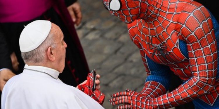 Spiderman a apărut la audiențele Papei Francisc de la Vatican și i-a oferit acestuia un cadou | FOTO