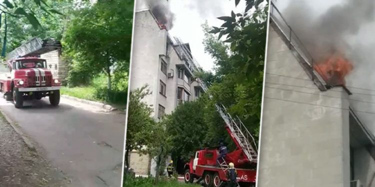 Mansarda unui bloc de locuit din capitală a luat foc