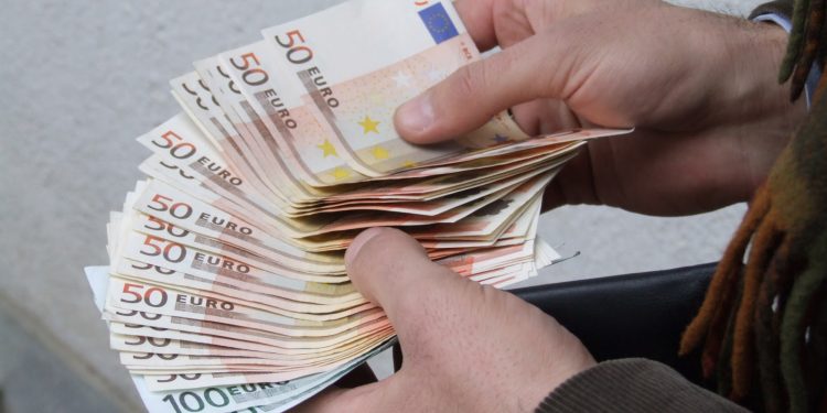 Experimentul „bani gratis”: 120 de germani vor primi 1.200 de euro pe lună, fără să muncească