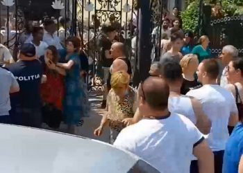 Bătaie sângeroasă la Otaci, raionul Ocnița. Mai multe persoane s-au luat la bătaie cu romii din localitate. Au intervenit mascații de la „Fulger” | VIDEO