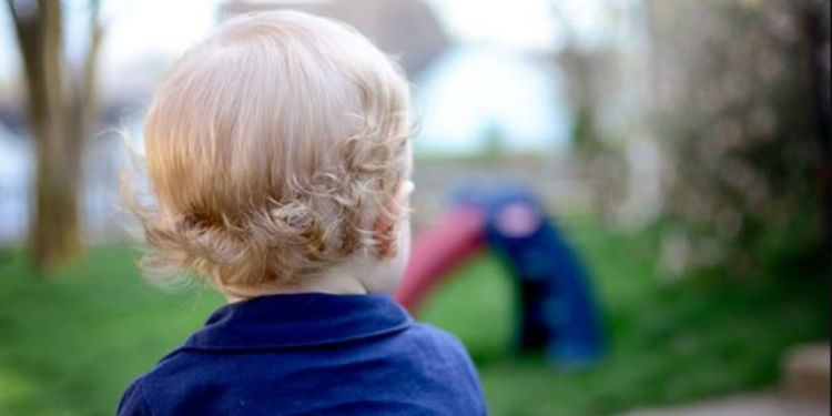 Un copil de 3 ani, găsit de polițiști rătăcind singur pe o stradă din Capitală