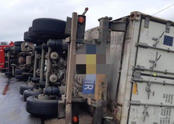 Un TIR s-a răsturnat într-un șanț la Căușeni, după ce șoferul a pierdut controlul volanului