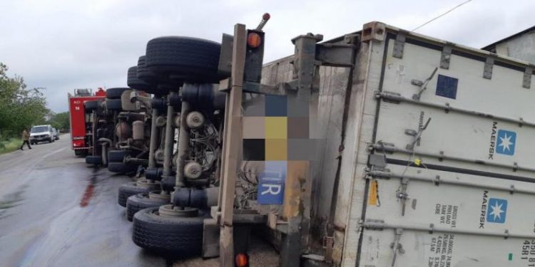 Un TIR s-a răsturnat într-un șanț la Căușeni, după ce șoferul a pierdut controlul volanului