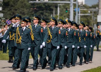 Câte o monedă în aer: Absolvenți ai Academiei Militare a Forțelor Armate „Alexandru cel Bun” sunt locotenenți cu acte în regulă | VIDEO