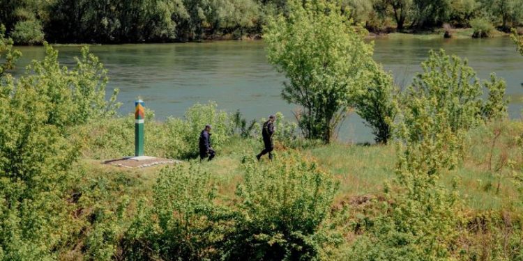 Veste bună pentru pescari: Început de astăzi este permis pescuitul în bazinele acvatice piscicole naturale