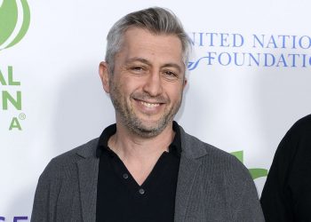 După 30 de ani de străinătate, celebrul producător american de film Den Tolmor, nominalizat la premiile Oscar și Emmy, a revenit în Moldova. Interviu exclusiv la Tv6 | VIDEO