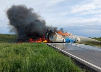 O cisternă s-a răsturnat și a luat foc în Brăila. Șoferul este din Republica Moldova | VIDEO