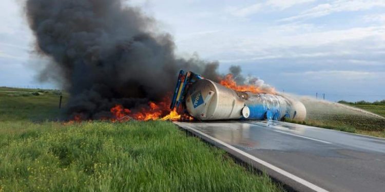 O cisternă s-a răsturnat și a luat foc în Brăila. Șoferul este din Republica Moldova | VIDEO