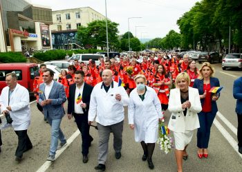 Ziua lucrătorului medical și a farmacistului la Orhei s-a desfășurat într-un mod neobișnuit: lucrătorii medicali au mers într-un marș solemn, iar memoria celor care au fost răpuși a fost cinstită | VIDEO