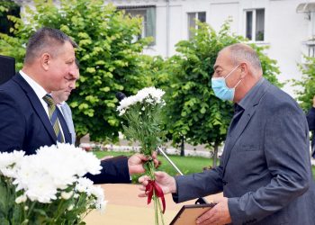 Aplauze, flori și diplome de recunoștință. Lucrătorii medicali din Orhei, premiați pentru miile de vieți salvate de-a lungul carierei | VIDEO