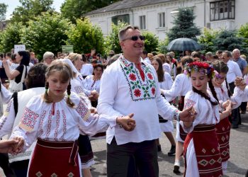 Petrecere de zile mari, cu multă muzică bună și invitați speciali, organizată pentru orheieni de Ziua Portului Popular: O plăcere și o bucurie am primit să văd atâta lume îmbrăcată în straie populare | VIDEO