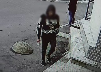 Tânăr, filmat cum fură o bicicletă din scara unui bloc locativ din capitală | VIDEO