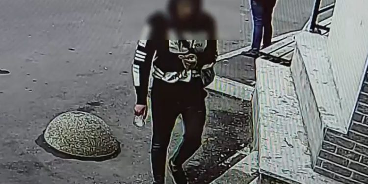 Tânăr, filmat cum fură o bicicletă din scara unui bloc locativ din capitală | VIDEO