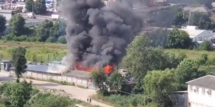 Arde un depozit de pe strada Petru Rareș, din capitală. Primele imagini | VIDEO