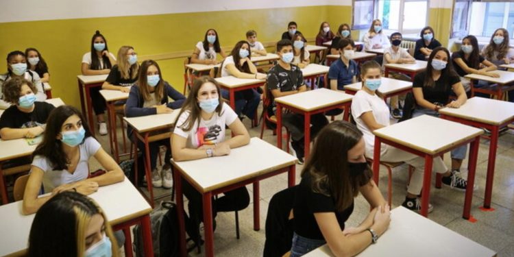 16 elevi din țară au luat 10 pe linie la BAC. Un candidat a fost dat afară pentru că ar fi încercat să copieze | VIDEO