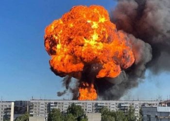 Explozie la o benzinărie din Novosibirsk. Focul se ridică deasupra clădirilor! „Este cald tocmai de aici” | VIDEO