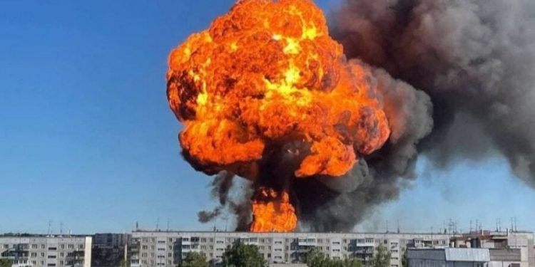 Explozie la o benzinărie din Novosibirsk. Focul se ridică deasupra clădirilor! „Este cald tocmai de aici” | VIDEO
