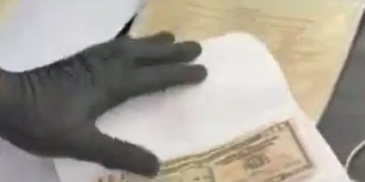 Un tânăr de 22 de ani, reținut pentru că punea în circulație bani falși | VIDEO