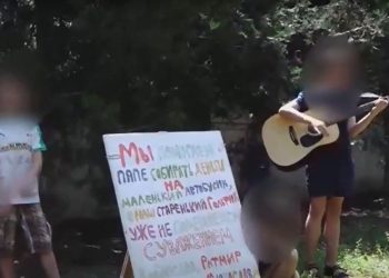 „Îl ajutăm pe tata să strângă bani pentru un mic autobuz”: O poveste uimitoare a copiilor care cântă pe străzile Chișinăului | VIDEO