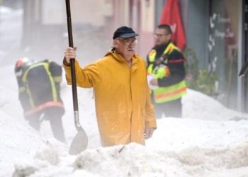 Imagini apocaliptice, în Franța. Un oraș, îngropat sub jumătate de metru de grindină, după o furtună de groază | VIDEO