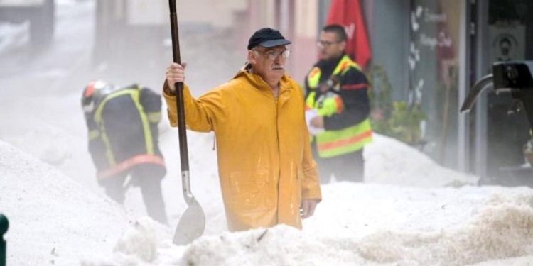 Imagini apocaliptice, în Franța. Un oraș, îngropat sub jumătate de metru de grindină, după o furtună de groază | VIDEO
