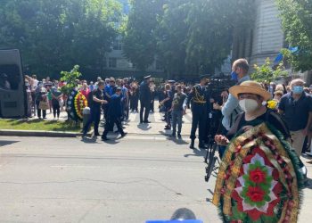 Ultimele aplauze pentru Iurie Sadovnic. Maestrul, condus pe ultimul drum cu onoruri militare | VIDEO