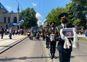 Ultimele aplauze pentru Iurie Sadovnic. Maestrul, condus pe ultimul drum cu onoruri militare | VIDEO