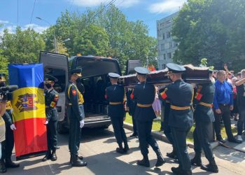 Ultimele aplauze pentru Iurie Sadovnic. Maestrul, condus pe ultimul drum cu onoruri militare | VIDEO