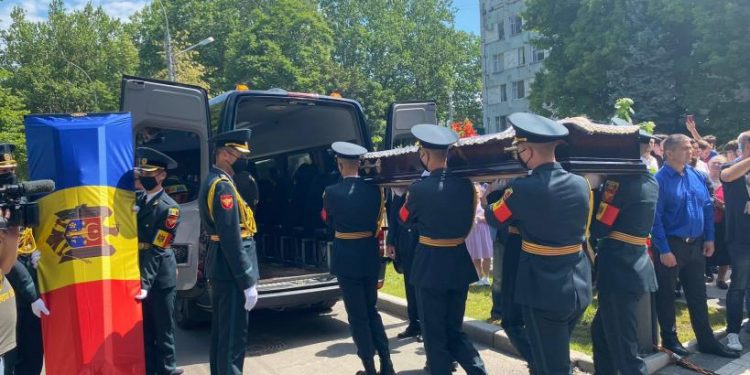 Ultimele aplauze pentru Iurie Sadovnic. Maestrul, condus pe ultimul drum cu onoruri militare | VIDEO