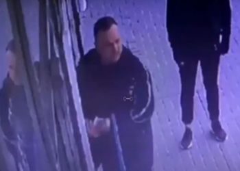 Individul din imagini, căutat de polițiști. Ar fi luat bani străini din bancomat | VIDEO