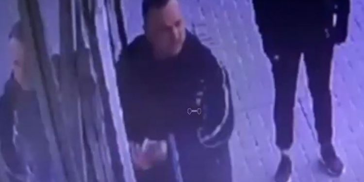 Individul din imagini, căutat de polițiști. Ar fi luat bani străini din bancomat | VIDEO