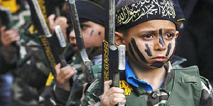 Peste 8.500 de copii folosiți ca soldați în conflicte armate anul trecut, iar alți aproape 2.700 au fost uciși. Raport ONU