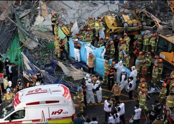 O clădire cu 5 etaje s-a prăbuşit peste un autobuz de pasageri, în Coreea de Sud. Cel puţin 9 oameni au murit. Momentul tragediei | VIDEO