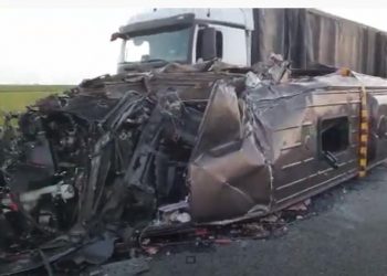 Update: În microbuzul cu 17 persoane care a intrat într-un TIR în România se afla și un cetățean moldovean. Precizările MAEIE | VIDEO