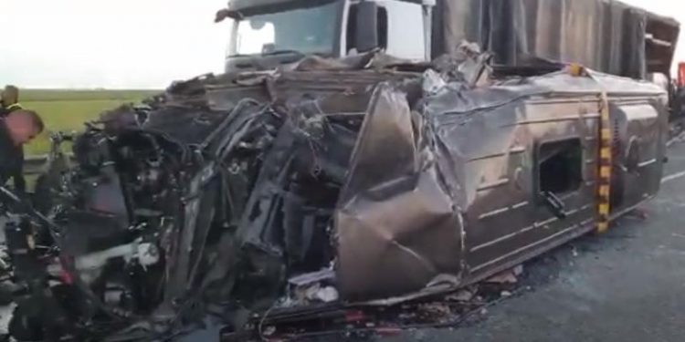 Update: În microbuzul cu 17 persoane care a intrat într-un TIR în România se afla și un cetățean moldovean. Precizările MAEIE | VIDEO