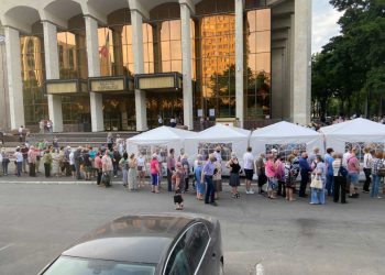 Coadă de sute de oameni la Palatul Republicii, pentru vaccinare cu Sputnik V. A venit și Igor Dodon | FOTO/VIDEO