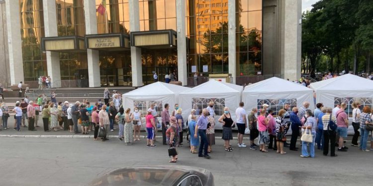 Coadă de sute de oameni la Palatul Republicii, pentru vaccinare cu Sputnik V. A venit și Igor Dodon | FOTO/VIDEO