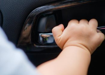 Copil de 3 ani lăsat în mașina blocată, salvat de polițiști la Cimișlia | VIDEO