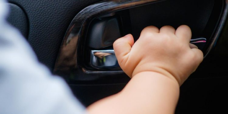 Copil de 3 ani lăsat în mașina blocată, salvat de polițiști la Cimișlia | VIDEO