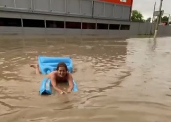 Tablou apocaliptic în orașul Kerci, Crimeea. Localnicii și-au scos bărcile și saltelele gonflabile pentru a se putea deplasa pe străzi | VIDEO