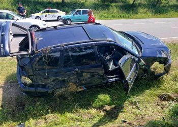 Cauciucul unui BMW a explodat în trafic. Trei pasagere au avut nevoie de îngrijiri medicale