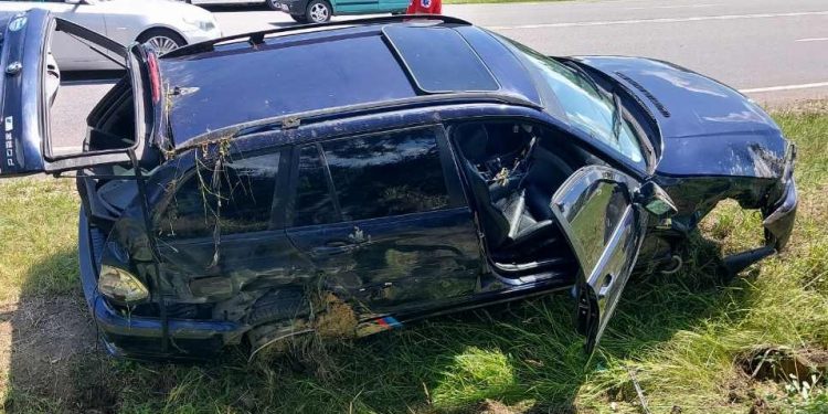 Cauciucul unui BMW a explodat în trafic. Trei pasagere au avut nevoie de îngrijiri medicale