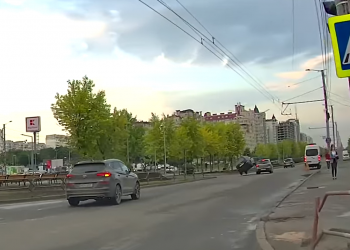 Manevra greșită prin care un șofer a „săltat” o altă mașină în sectorul Ciocana al capitalei | VIDEO